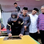 Penandatangan Prasasti perbaikan jalan secara swadaya oleh warga 3 Nagori.(ist)