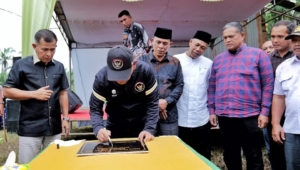 Penandatangan Prasasti perbaikan jalan secara swadaya oleh warga 3 Nagori.(ist)