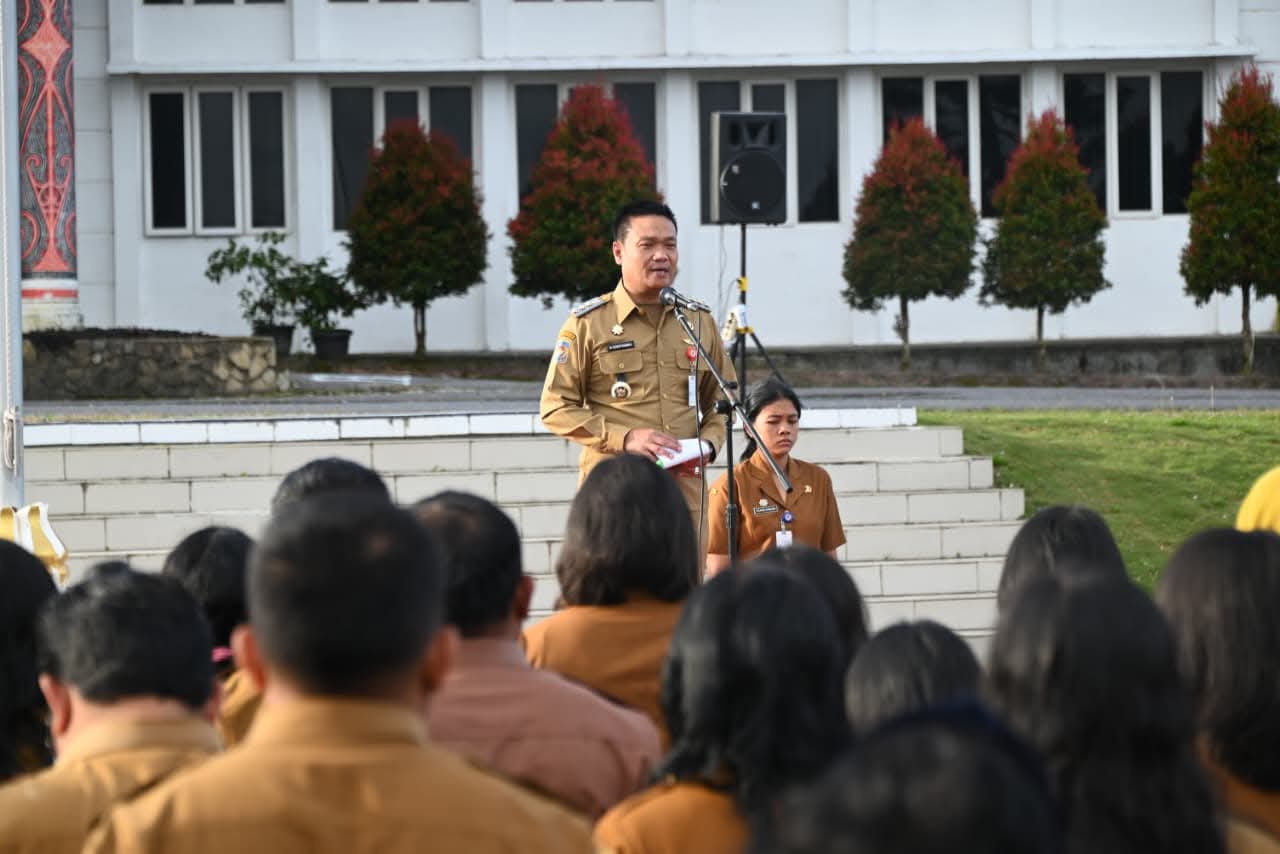 Bupati Humbahas Dr. Oloan Paniaran Nababan memimpin Apel pagi Aparatur Sipil Negara (ASN).(ist)