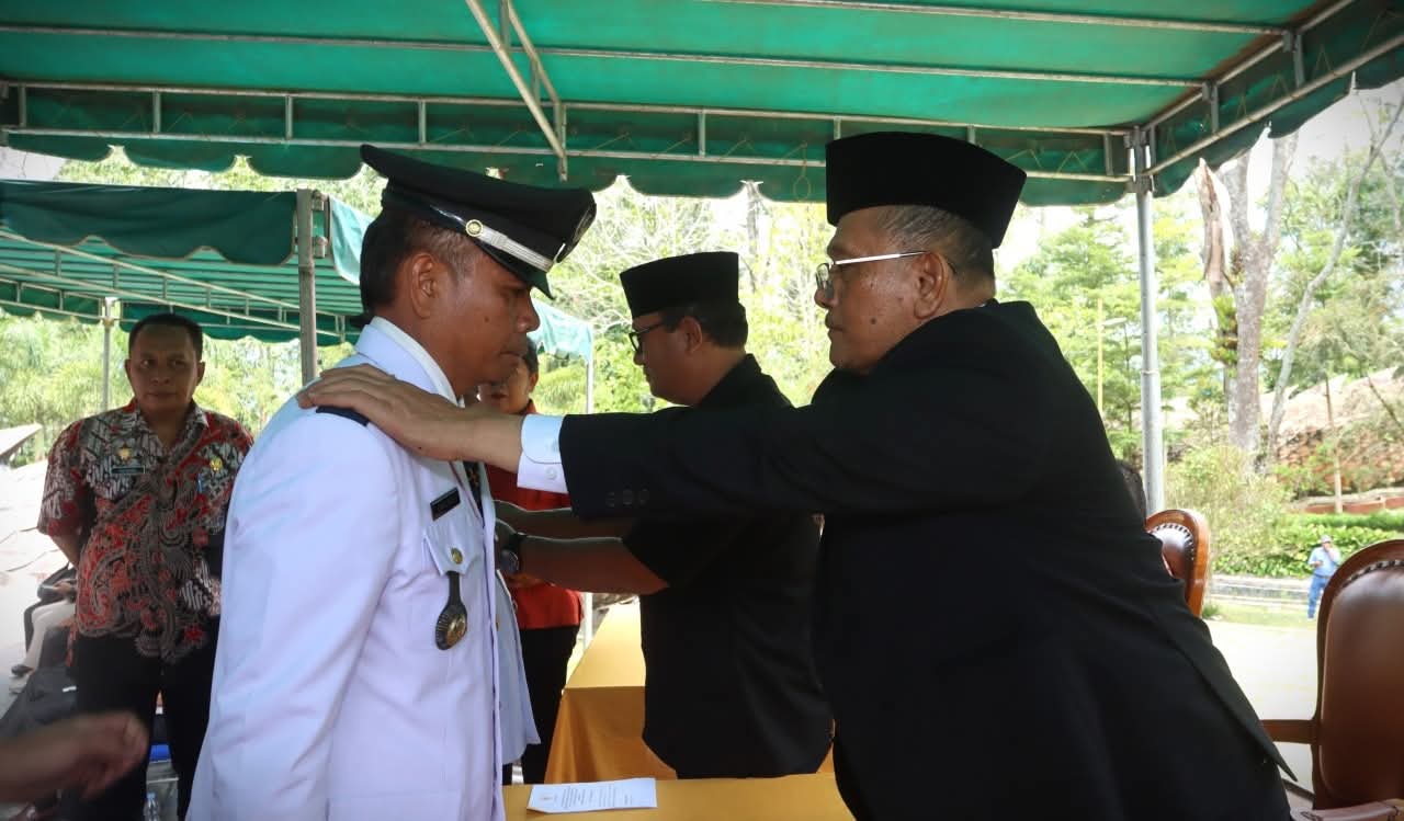 Bupati Dairi Vickner Sinaga melantik dan mengambil sumpah janji jabatan pejabat struktural dan pejabat fungsional.(ist)