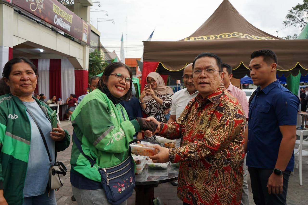 Walikota Siantar Wesly Silalahi membagikan takjil kepada para driver Ojek Online (ojol).