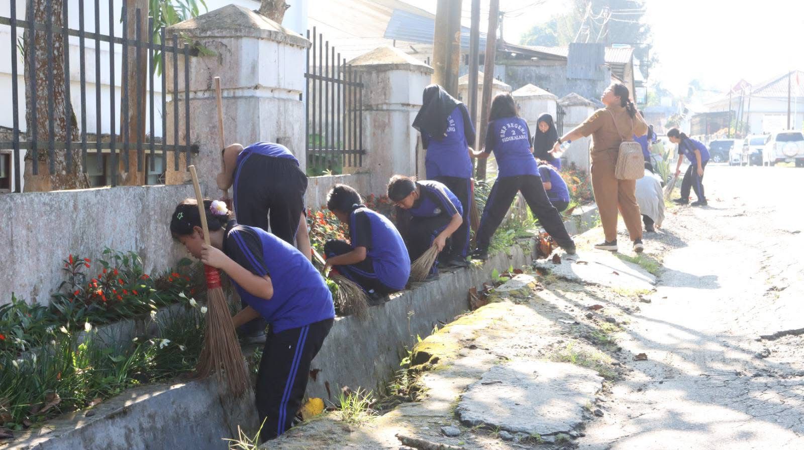 Siswa sekolah ikut serta melaksanakan kebersihan massal tingkat Kabupaten Dairi.(ist)