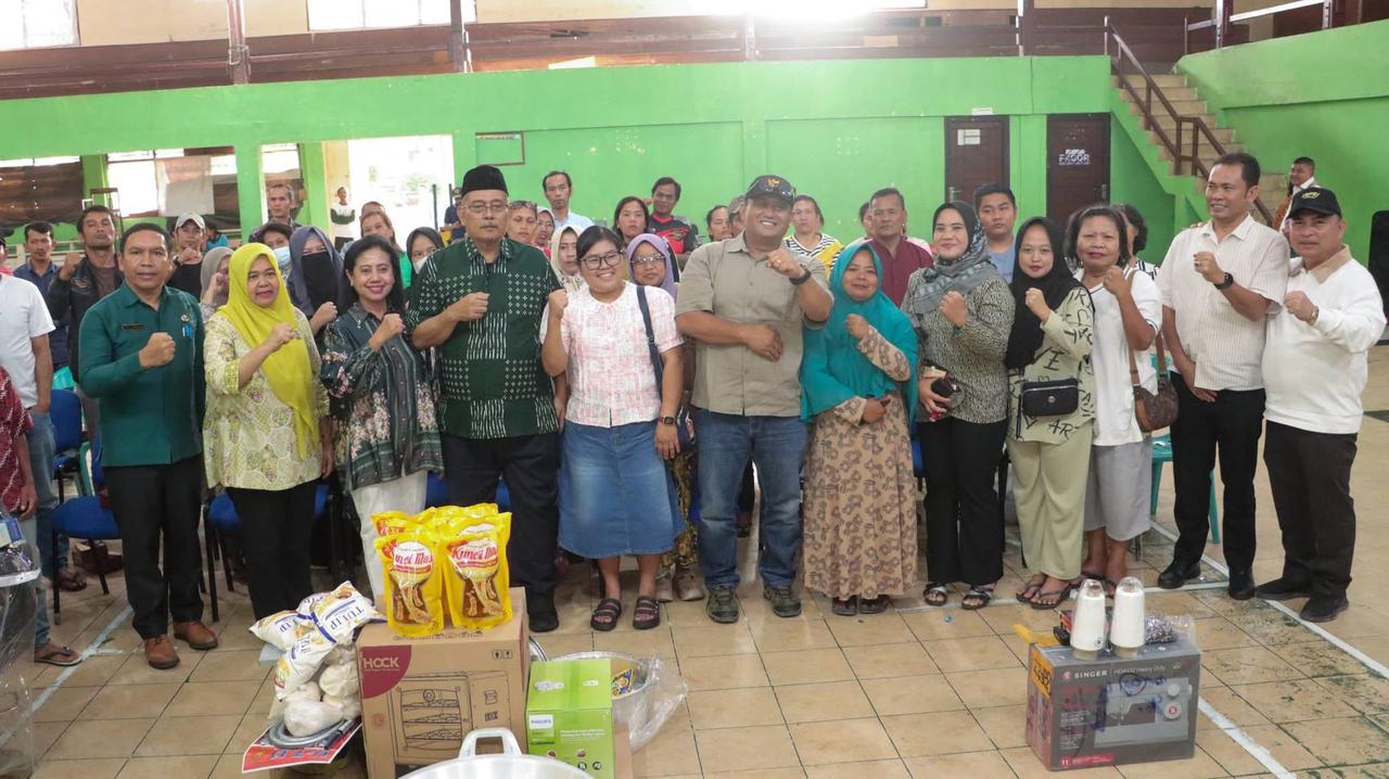 Bupati Dairi Vickner Sinaga dan Wakil Bupati Dairi Wahyu Daniel Sagala 45 paket bantuan Kelompok Usaha Bersama (KUBE) Usaha Ekonomi Produktif.(ist)