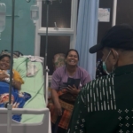 Bupati Dairi Kunjungi siswa sekolah yang alami gangguan pencernaan akibat menu MBG.(ist)