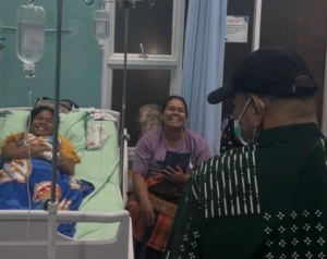 Bupati Dairi Kunjungi siswa sekolah yang alami gangguan pencernaan akibat menu MBG.(ist)