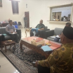 Bupati Dairi saat memberi arahan kepada Direktur PDAM, Perundang Pembangunan dan Direktur PDAM Pasar Sidikalang.(ist)