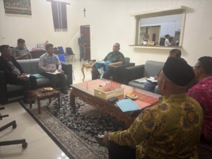 Bupati Dairi saat memberi arahan kepada Direktur PDAM, Perundang Pembangunan dan Direktur PDAM Pasar Sidikalang.(ist)