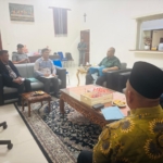 Bupati Dairi Vickner Sinaga Saat memberikan arahan kepada Direktur Utama PD Pasar, Dirut PDAM dan Dirut Perumda Pembangunan di Rumah Dinas pada Kamis (12/02/2026).(foto/iwan)