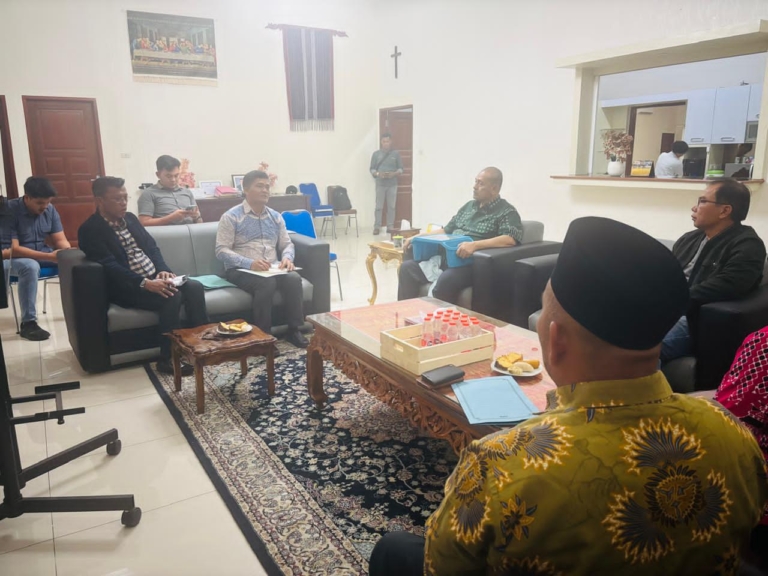 Bupati Dairi Vickner Sinaga Saat memberikan arahan kepada Direktur Utama PD Pasar, Dirut PDAM dan Dirut Perumda Pembangunan di Rumah Dinas pada Kamis (12/02/2026).(foto/iwan)