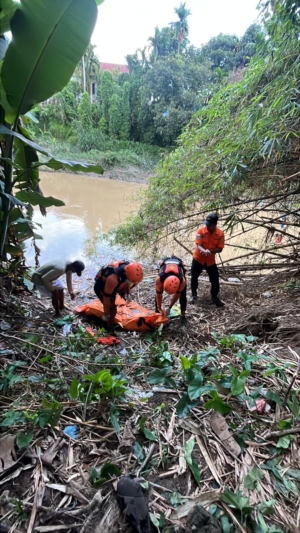 Tim Gabungan Operasi SAR evakuasi jenazah ian yang hanyut disungai Belawan.(ist)