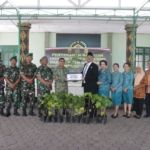 Dandim 0206 Dairi, Letkol Czi Nanang Sujarwanto menyerahkan sebanyak 1.050 bibit Pohon Kemiri kepada Pemkab Dairi.(ist)