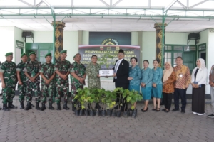 Dandim 0206 Dairi, Letkol Czi Nanang Sujarwanto menyerahkan sebanyak 1.050 bibit Pohon Kemiri kepada Pemkab Dairi.(ist)