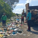 Dinas Lingkungan Hidup (DLH) Kabupaten Dairi bersihkan Tumpukan Sampah di Jalan Ringroad Sidikalang.(ist)