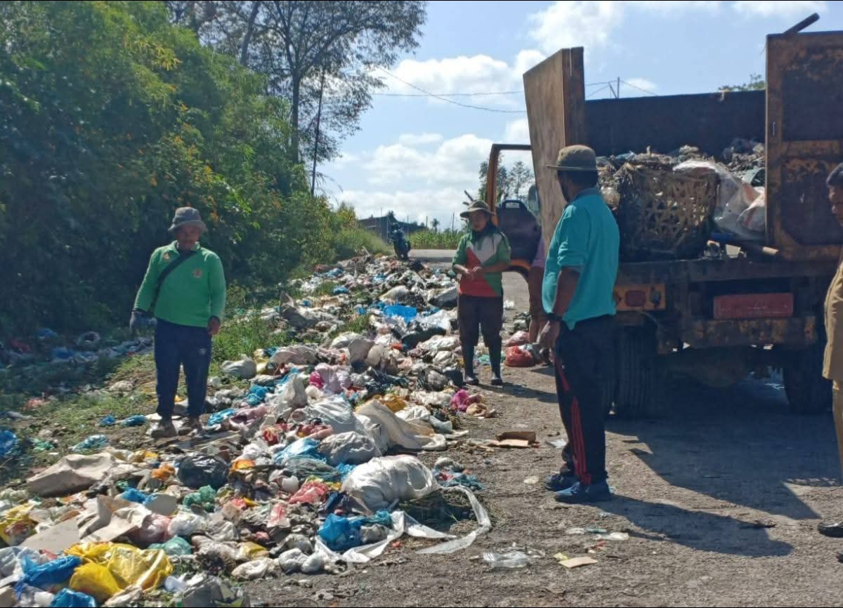 Dinas Lingkungan Hidup (DLH) Kabupaten Dairi bersihkan Tumpukan Sampah di Jalan Ringroad Sidikalang.(ist)