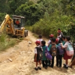 BPBD melakukan penanganan jalan di Dusun Delleng Datok Liang Jering.(ist)