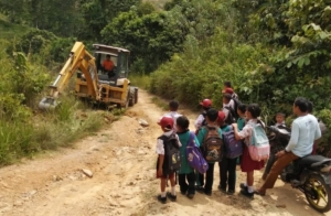 BPBD melakukan penanganan jalan di Dusun Delleng Datok Liang Jering.(ist)