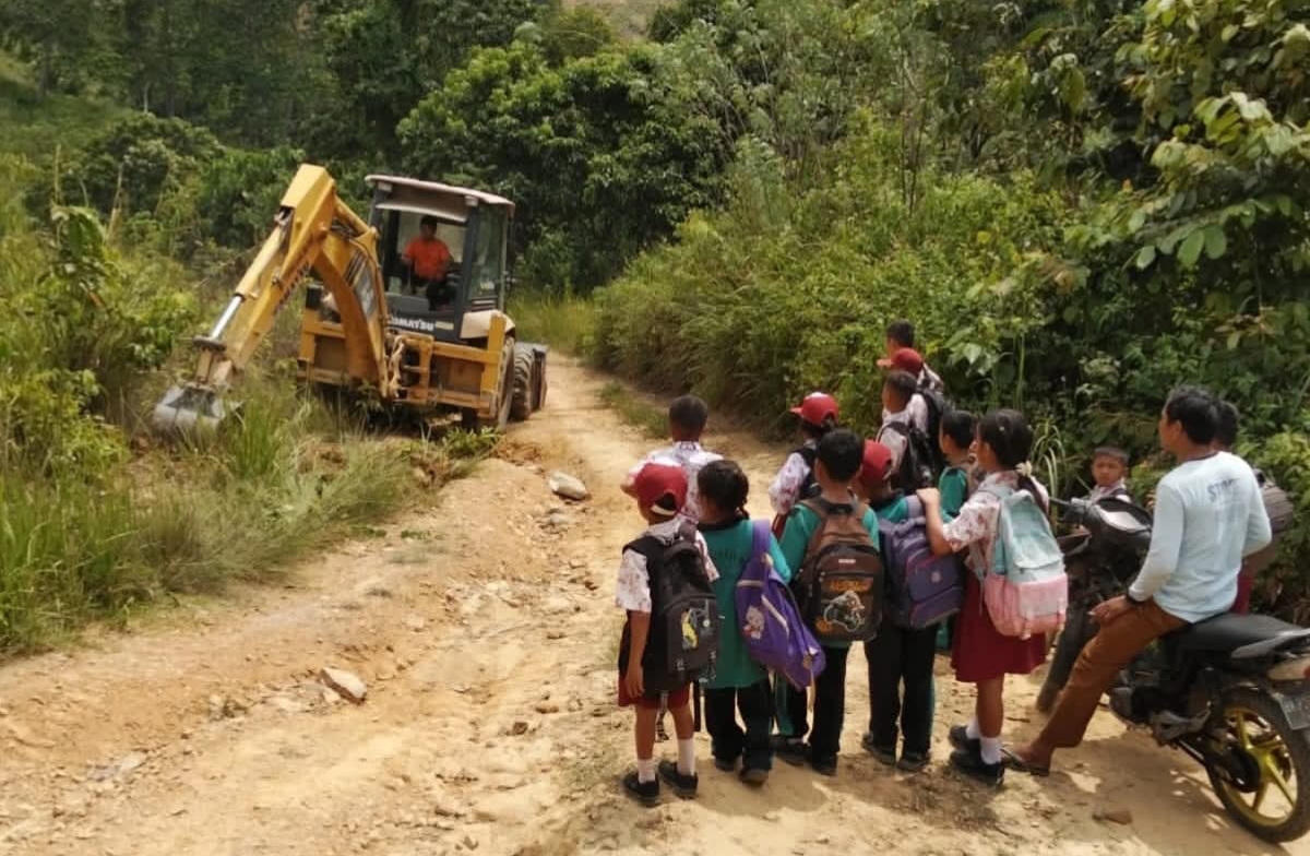 BPBD melakukan penanganan jalan di Dusun Delleng Datok Liang Jering.(ist)