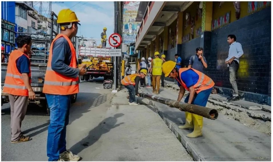 Dinas Sumber Daya Alam Bina Marga dan Bina Kontruksi (SDAbMBK) Pemko Medan lakukan Pembongkaran tiang utilitas.(ist)