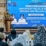 Penyerahan 100 sertifikat Halal kepada Pelaku UMKM binaan komunitas muslimah Sah-Rizki Medan.(ist)