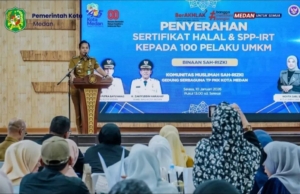 Penyerahan 100 sertifikat Halal kepada Pelaku UMKM binaan komunitas muslimah Sah-Rizki Medan.(ist)