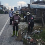 Petugas kebersihan Dinas Lingkungan Hidup (DLH) Kabupaten Dairi membersihkan ruas jalan.(ist)