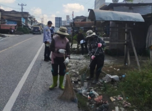 Petugas kebersihan Dinas Lingkungan Hidup (DLH) Kabupaten Dairi membersihkan ruas jalan.(ist)