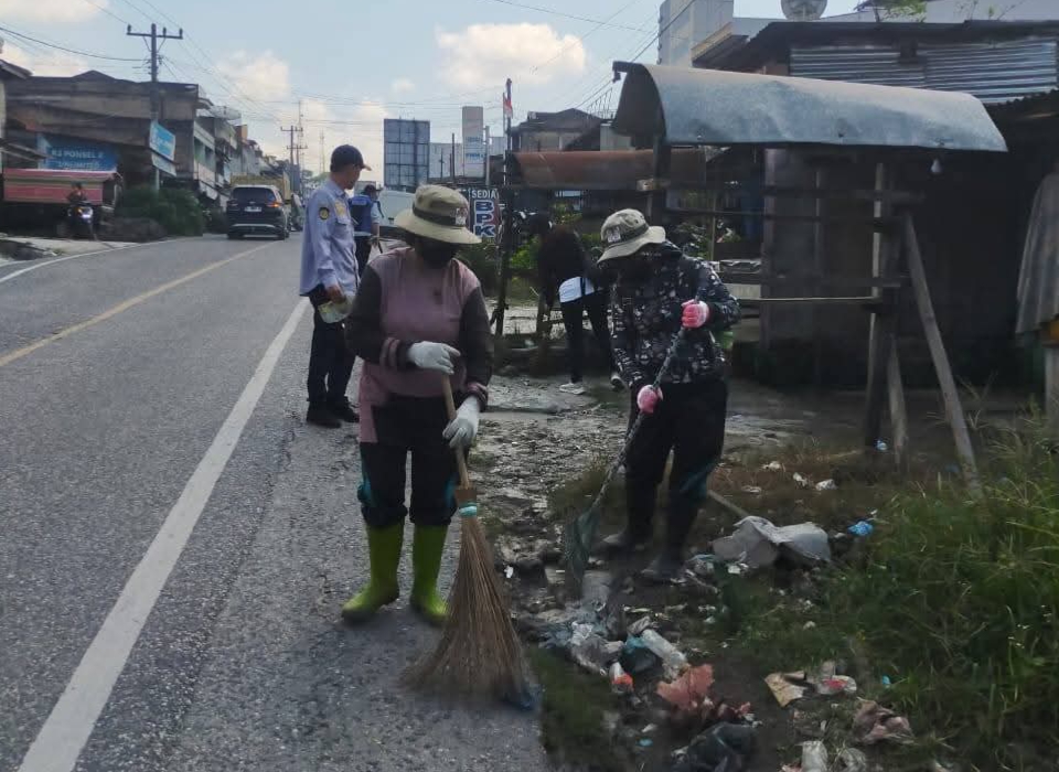Petugas kebersihan Dinas Lingkungan Hidup (DLH) Kabupaten Dairi membersihkan ruas jalan.(ist)