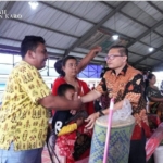 Bupati Karo Antonius Ginting serahkan bantuan kepada warga korban kebakaran di Desa Tanjung Barus.(ist)