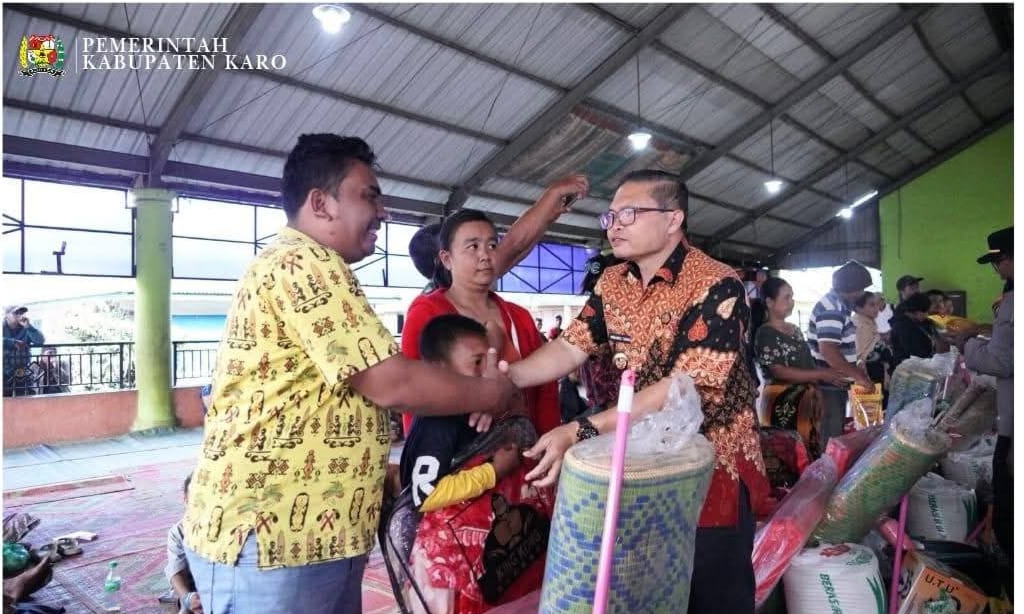 Bupati Karo Antonius Ginting serahkan bantuan kepada warga korban kebakaran di Desa Tanjung Barus.(ist)