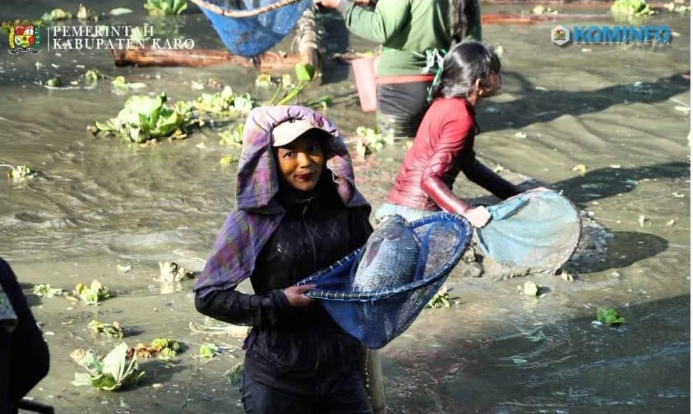 Tradisi Ndurung Ikan yang dilaksanakan di Embung Talimbaru, Kecamatan Barusjahe, Jumat (20/2/2026).(ist)