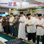 Wali Kota Medan, Rico Tri Putra Bayu Waas melaksanakan Salat Tarawih bersama jajaran Kecamatan Medan, tokoh Agama dan masyarakat.(ist)