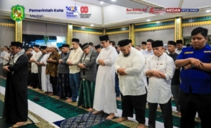 Wali Kota Medan, Rico Tri Putra Bayu Waas melaksanakan Salat Tarawih bersama jajaran Kecamatan Medan, tokoh Agama dan masyarakat.(ist)