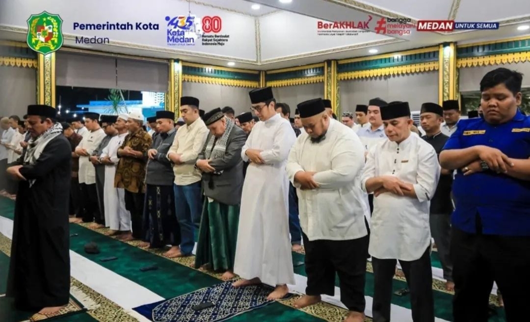 Wali Kota Medan, Rico Tri Putra Bayu Waas melaksanakan Salat Tarawih bersama jajaran Kecamatan Medan, tokoh Agama dan masyarakat.(ist)