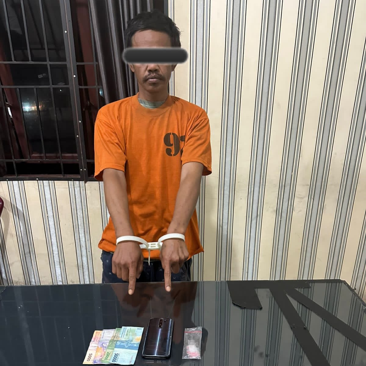 Polisi mengamankan pria berinisial MIL(39) beserta barang bukti naroktika jenis sabu.(ist)