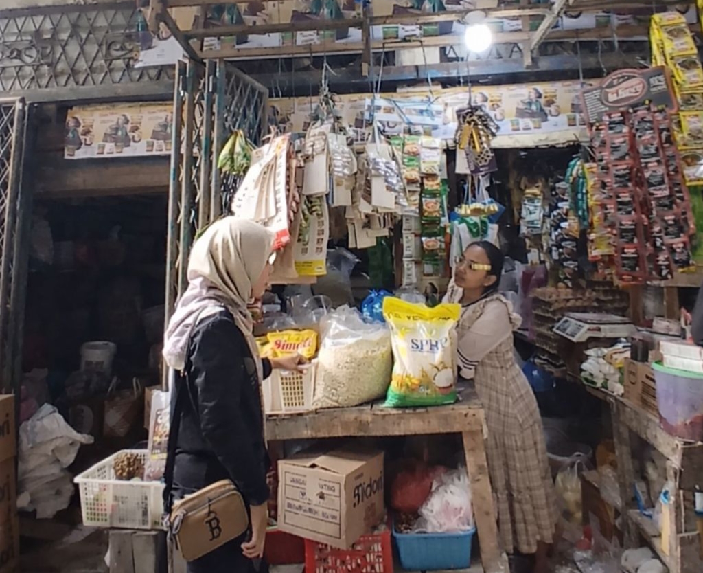 Perum Bulog Kantor Cabang Karo melaksanakan pemantauan harga dan ketersediaan stok bahan kebutuhan pokok (Sembako) Masyarakat di Pusat Pasar Kabanjahe.(ist)