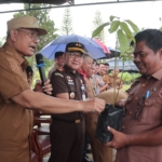 Bupati Dairi, Vickner Sinaga Menyerahkan secara simbolis pohon Alpukat.(ist)