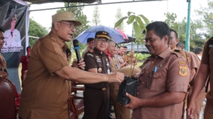Bupati Dairi, Vickner Sinaga Menyerahkan secara simbolis pohon Alpukat.(ist)