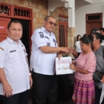 Bupati Dairi, Vickner Sinaga serahkan Bantuan Sosial secara simbolis kepada warga.(ist)