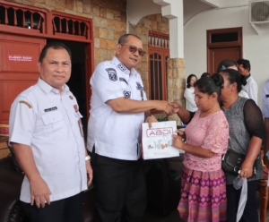 Bupati Dairi, Vickner Sinaga serahkan Bantuan Sosial secara simbolis kepada warga.(ist)