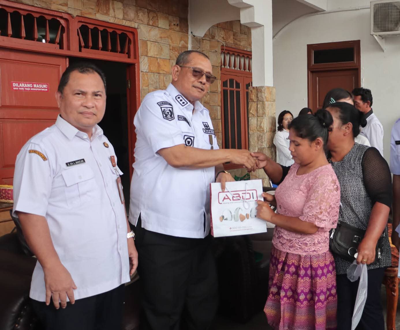 Bupati Dairi, Vickner Sinaga serahkan Bantuan Sosial secara simbolis kepada warga.(ist)