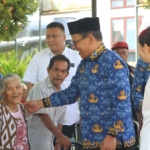 Sekretaris Daerah (Sekda)Jalan Berutu menyerahkan Bantuan Atensi kepada penyandang Disabilitas dan Lansia Se Kabuapten Pakpak Bharat.(ist)