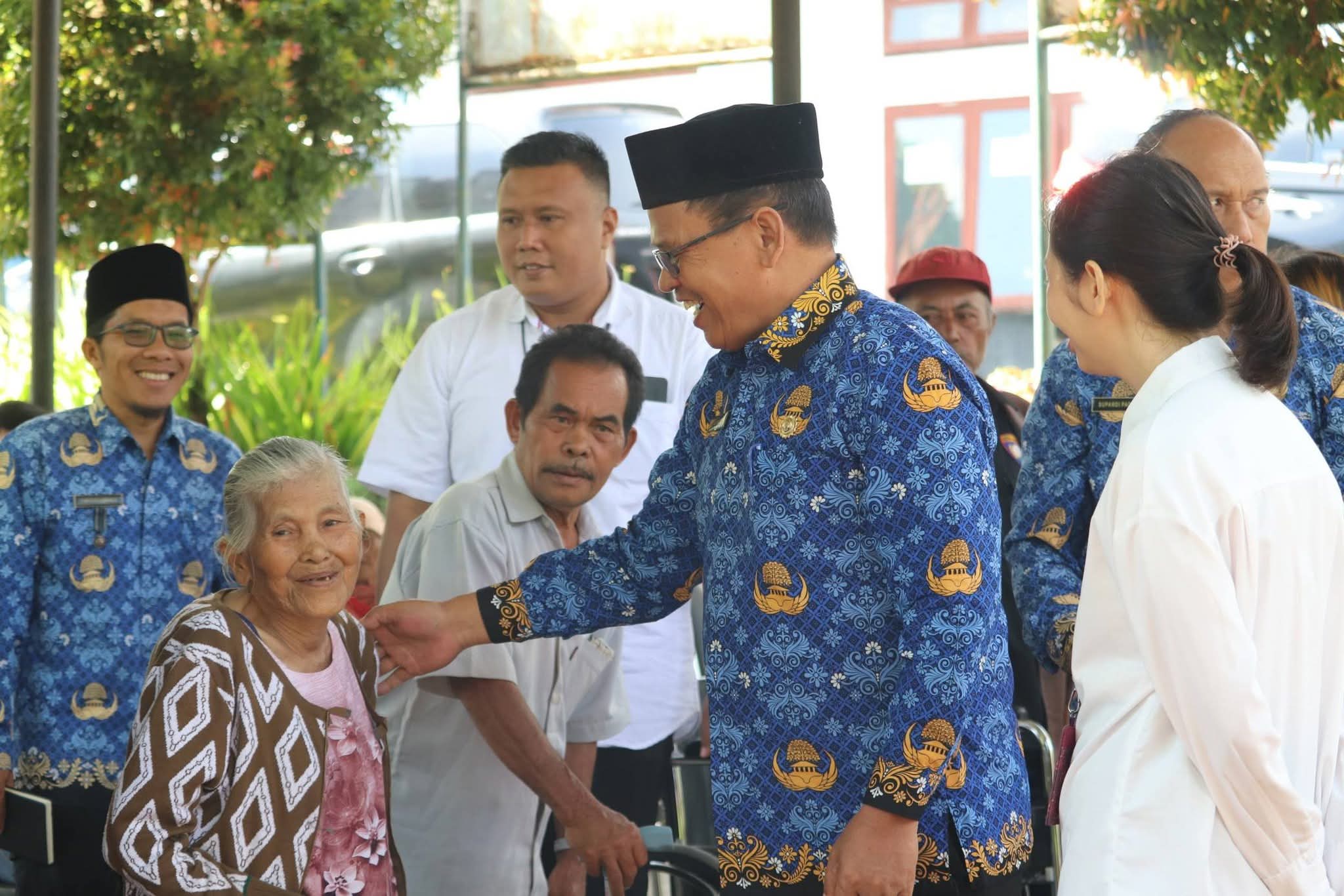 Sekretaris Daerah (Sekda)Jalan Berutu menyerahkan Bantuan Atensi kepada penyandang Disabilitas dan Lansia Se Kabuapten Pakpak Bharat.(ist)