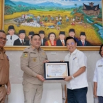 Penyerahan Piagam Penghargaan dari Kementerian Keuangan RI kepada Bupati Pakpak Bharat Franc Bernhard Tumanggor.(ist)