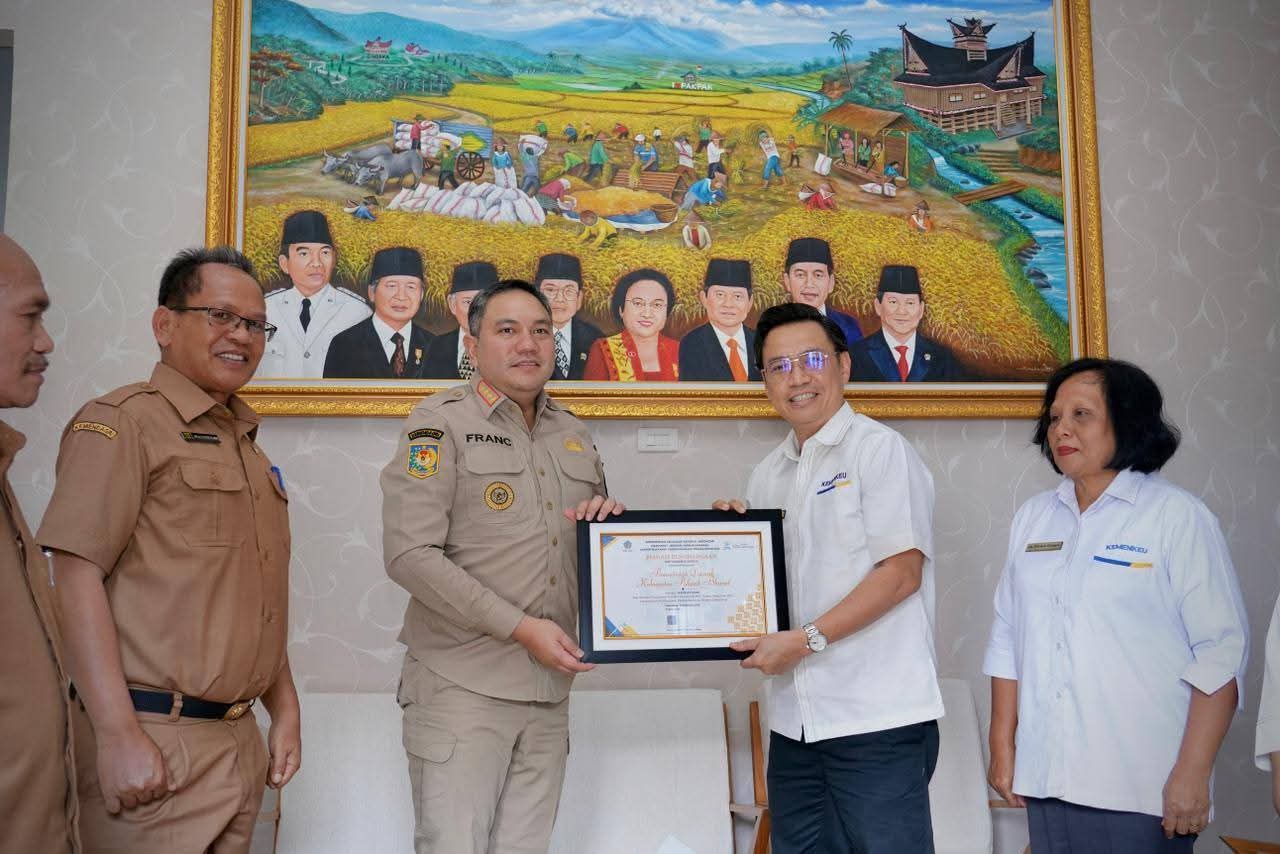 Penyerahan Piagam Penghargaan dari Kementerian Keuangan RI kepada Bupati Pakpak Bharat Franc Bernhard Tumanggor.(ist)