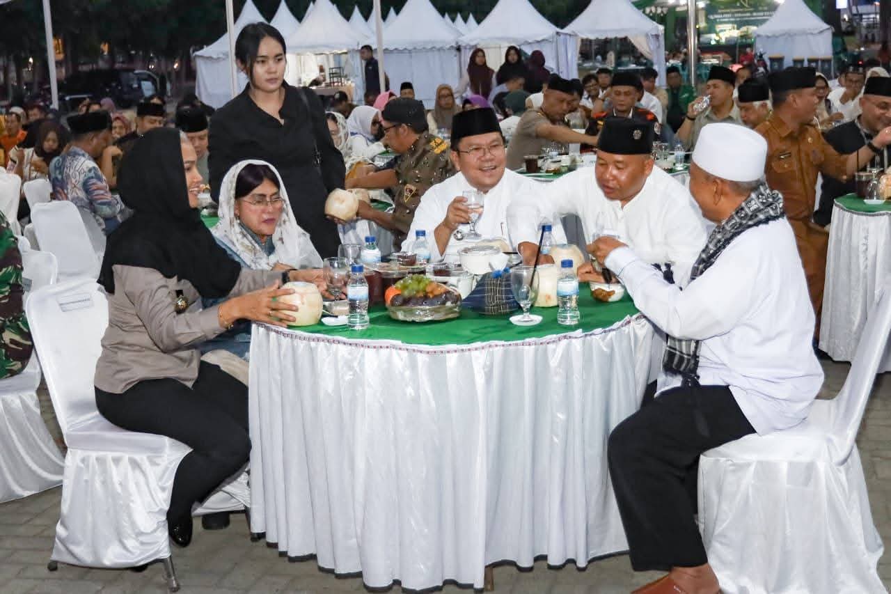 Buka puasa bersama Forkopimda dan Masyarakat di Lapangan Adam Malik, Senin (09/03/2026).((ist)