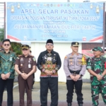 Apel Gelar Pasukan Operasi Ketupat Toba 2026 yang dihadirinya bersama unsur Forkopimda di Lapangan Mapolres Dairi, Kamis (12/3/2026).(ist)