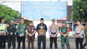 Apel Gelar Pasukan Operasi Ketupat Toba 2026 yang dihadirinya bersama unsur Forkopimda di Lapangan Mapolres Dairi, Kamis (12/3/2026).(ist)