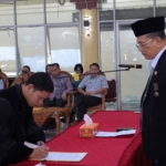 Bupati Dairi Vickner Sinaga melantik dan mengambil sumpah janji jabatan Kepala Sekolah dan Kepala Puskesmas di lingkungan Pemkab Dairi, Jumat (13/3/2026) di gedung Balai Budaya Sidikalang.(ist)