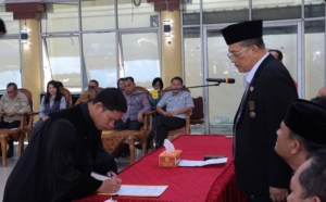 Bupati Dairi Vickner Sinaga melantik dan mengambil sumpah janji jabatan Kepala Sekolah dan Kepala Puskesmas di lingkungan Pemkab Dairi, Jumat (13/3/2026) di gedung Balai Budaya Sidikalang.(ist)