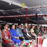 Bupati Dairi Ir.Vickner Sinaga didampingi Ketua TP-PKK Kabupaten Dairi Rita Puspita Vickner Sinaga menghadiri perayaan Hari Jadi ke-27 Kabupaten Toba.(ist)